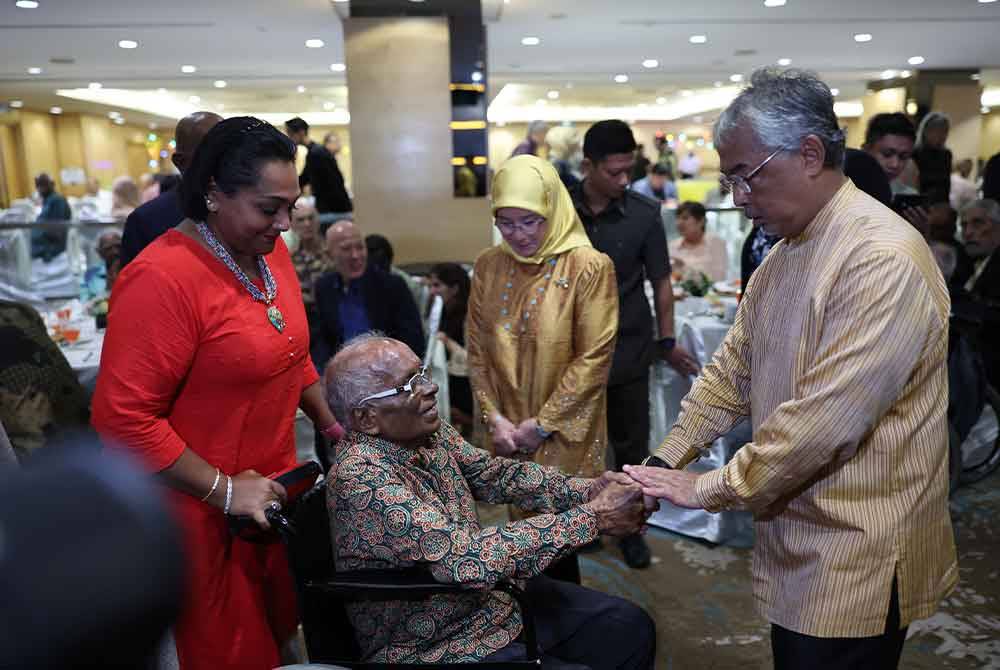 Al-Sultan Abdullah dan Tunku Azizah berkenan menyantuni tetamu pada majlis ‘Sports Flame’ yang menghimpunkan bekas atlet negara di sini, hari ini. - Foto Bernama