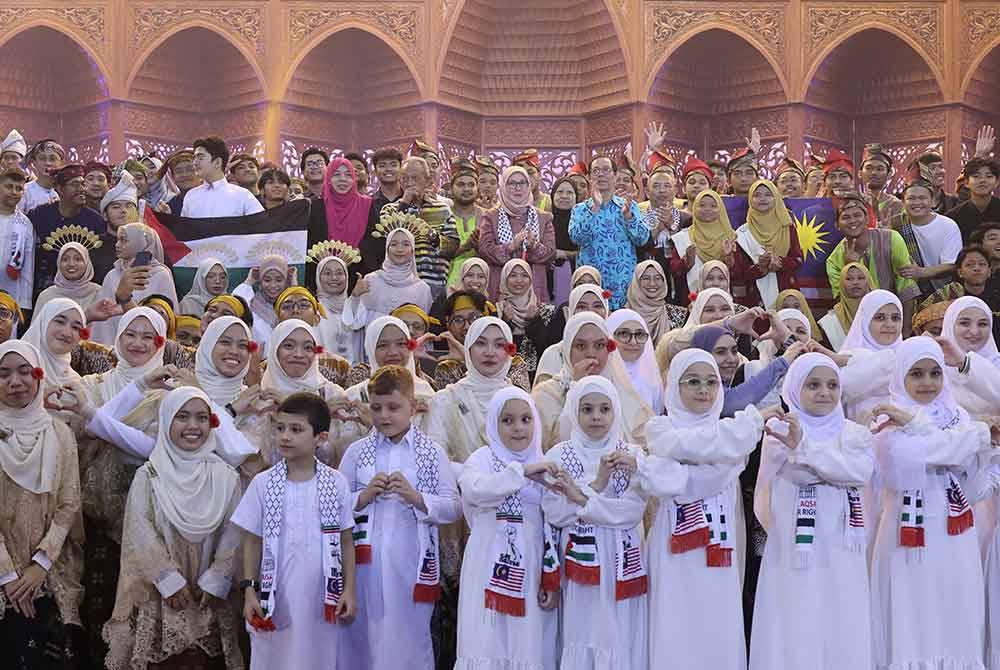 Tunku Azizah berkenan bergambar bersama pelajar yang membuat persembahan pada Majlis Penutup Ulang Tahun Ke-40 Universiti Islam Antarabangsa Malaysia (UIAM) di Pusat Kebudayaan (UIAM) hari ini. - Foto Bernama