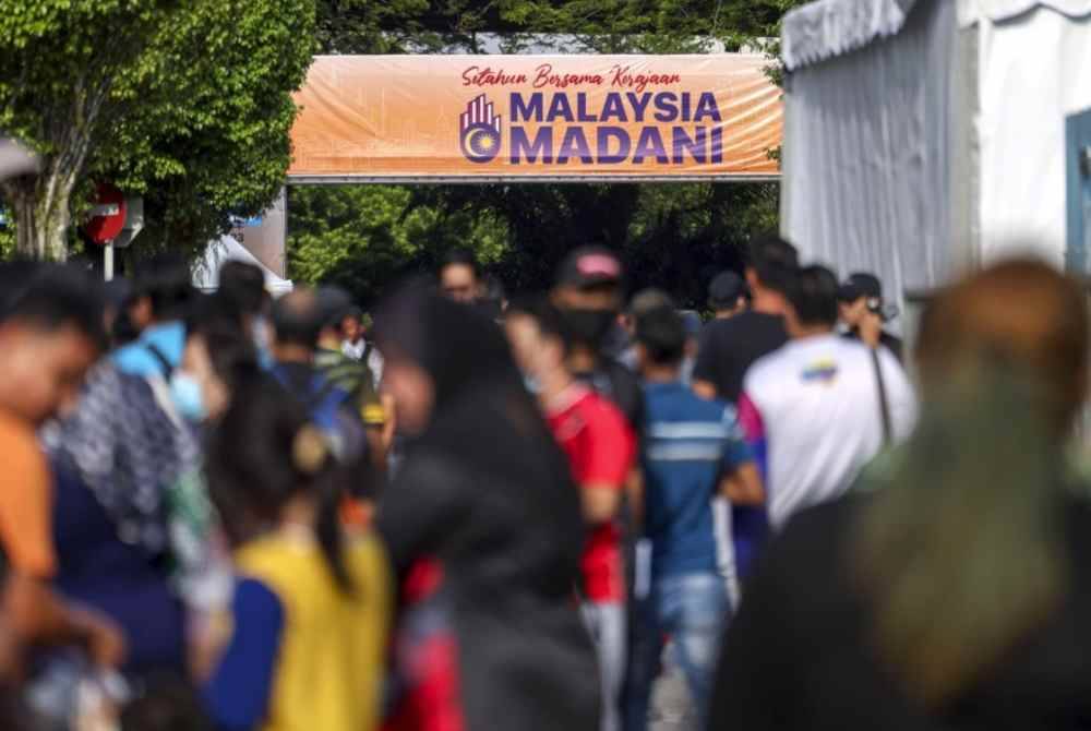 Orang ramai mula tiba ke pekarangan Stadium Nasional Bukit Jalil bagi merasai sendiri aktiviti yang terdapat pada hari terakhir Program Setahun Bersama Kerajaan MADANI pada Ahad. - Foto: Bernama