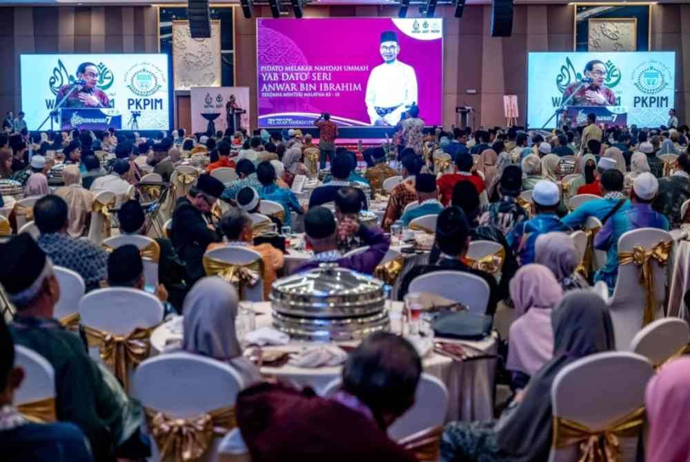 Anwar berucap pada Majlis Makan Malam dan Pidato Melakar Nahdah Ummah bersempena Ijtimak Harakiy Wadah Pencerdasan Umat Malaysia (Wadah) ABIM dan Persatuan Kebangsaan Pelajar Islam Malaysia di Putrajaya, malam Sabtu. - Foto FB Anwar Ibrahim