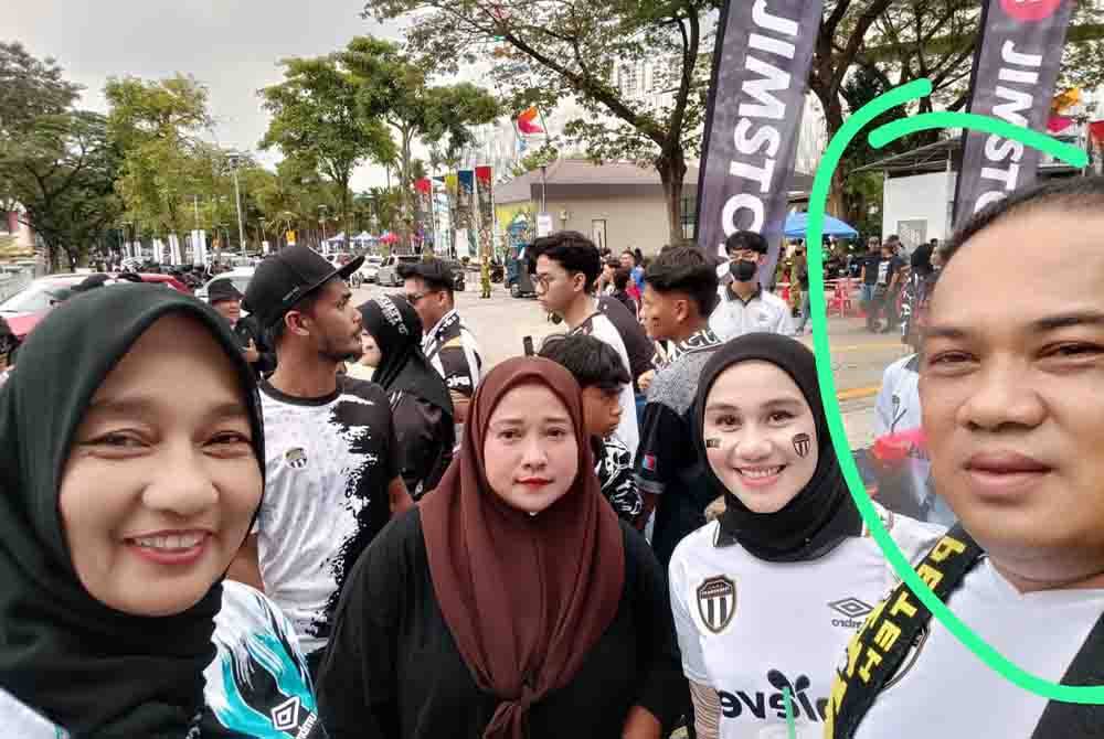 Gambar Allahyarham Mohd Zaki (kanan) ketika bersama isterinya, Nor Asiah (dua dari kanan) dan rakan-rakannya di pekarangan Stadium Nasional Bukit Jalil.