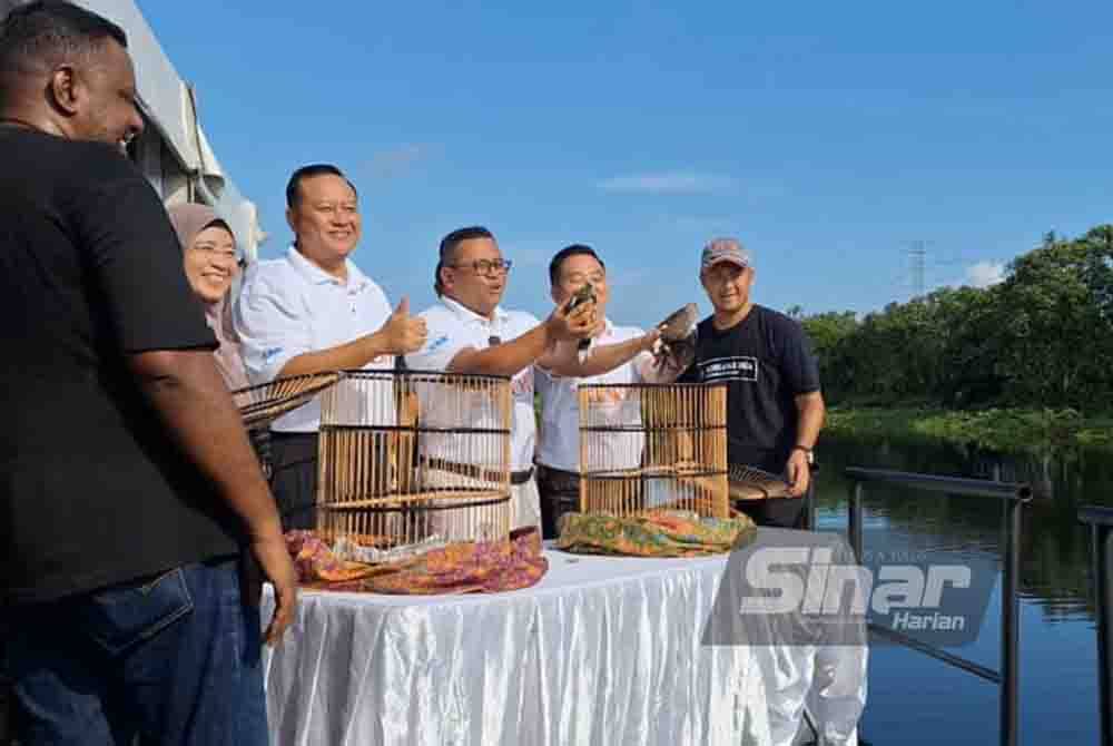 Amirudin (tiga dari kanan) melepaskan burung sebagai simbolik perasmian Karnival Ban Canal 2023 di Parit 14, Simpang Lima pada Ahad.