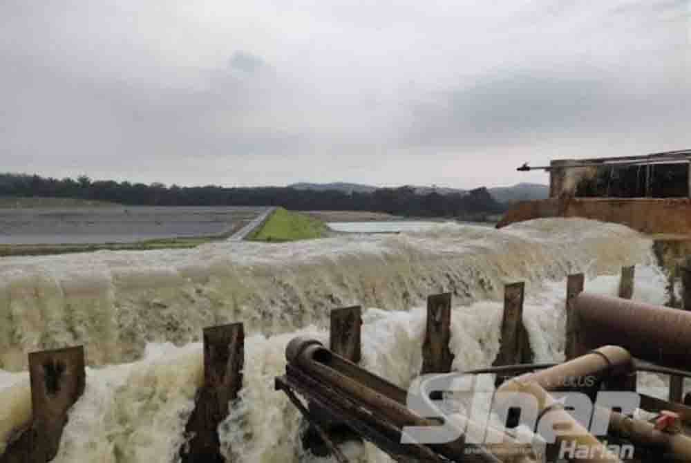 Pengeluaran sumber air mentah di LRA Sungai Linggi dihentikan kerana berbau diesel.