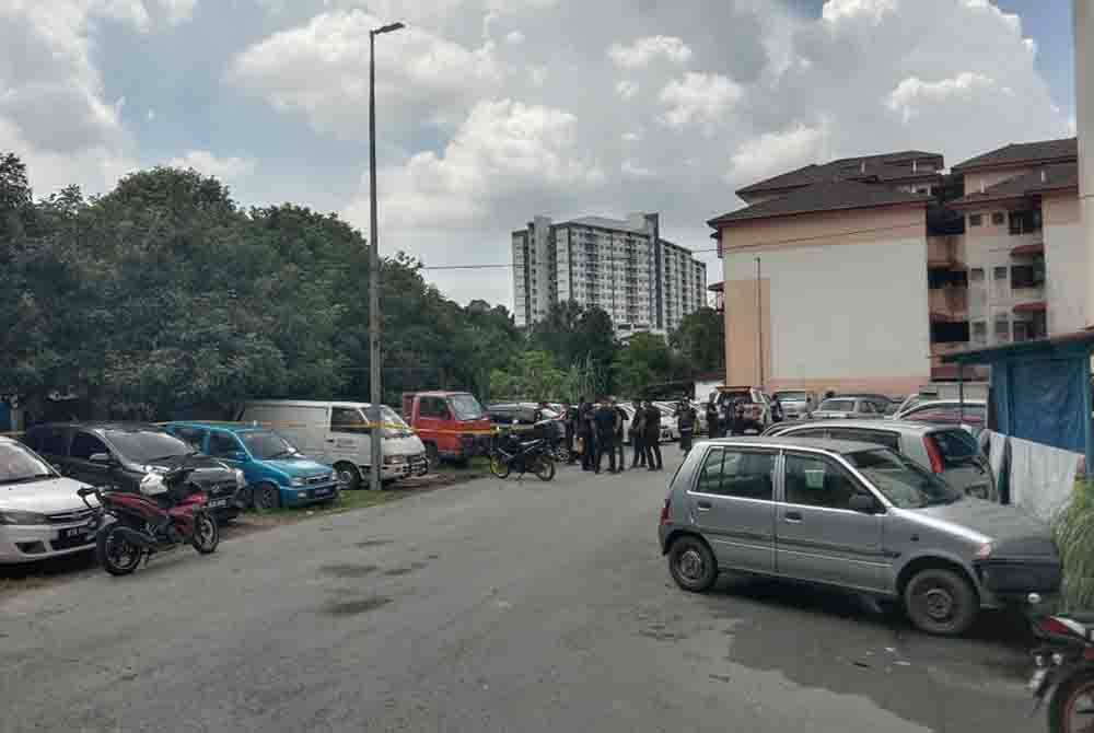 Beberapa anggota polis dilihat menjalankan pemeriksaan di lokasi sekitar Apartment Idaman, Damansara Damai dekat sini pada Ahad.