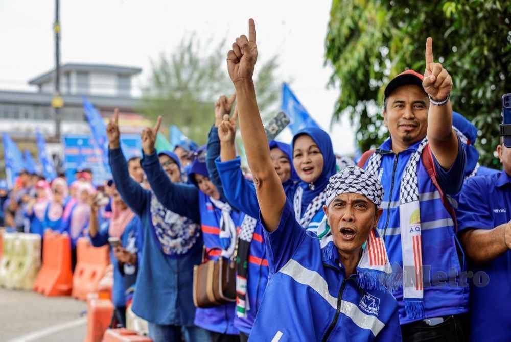 Penyokong BN ketika PRK Parlimen Kemaman baru-baru ini. - Foto Bernama