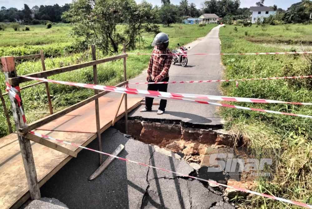 Azmi melihat runtuhan tebing jambatan di Kampung Pasir Jelatang.