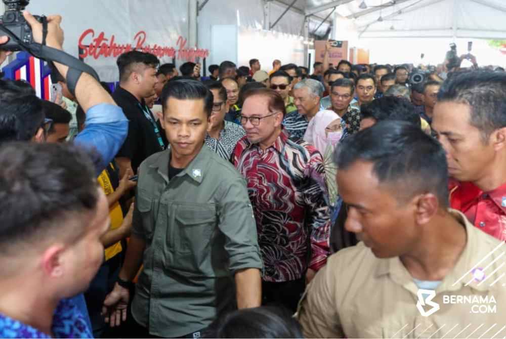 Anwar hadir bagi merasmikan majlis penutup Program Setahun Bersama Kerajaan Madani di pekarangan Stadium Nasional Bukit Jalil, Kuala Lumpur pada Ahad. - Foto X Bernama