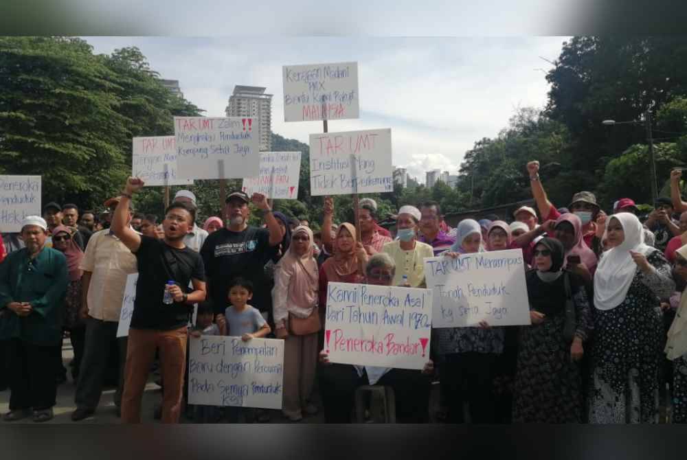 Penduduk membantah arahan pengosongan di Kampung Setia Jaya.