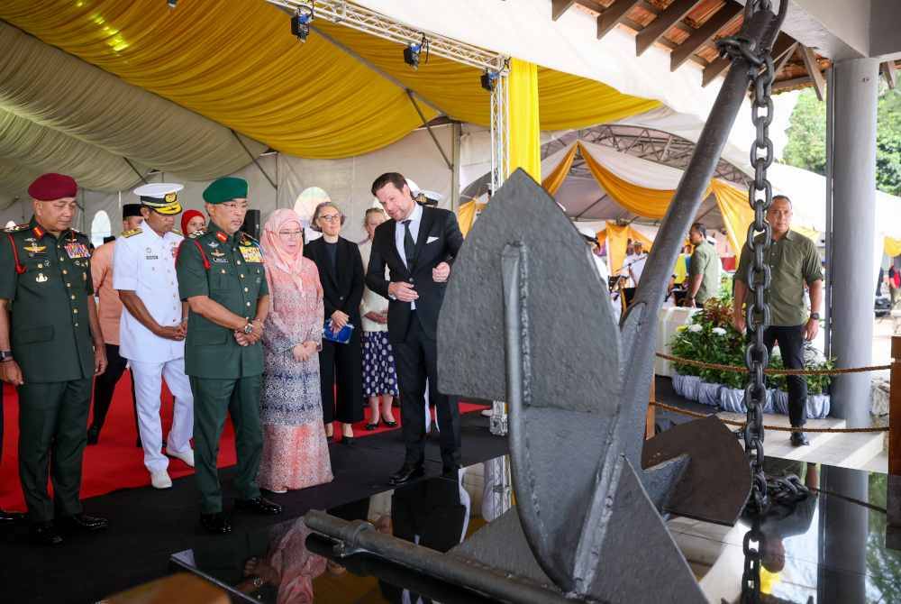 Al-Sultan Abdullah berkenan mendengar penerangan wakil Leonardo, Datuk Edward Unwin ketika berangkat ke Tugu HMS Repulse dan HMS Prince of Wales di Kuantan hari ini. - Foto Bernama