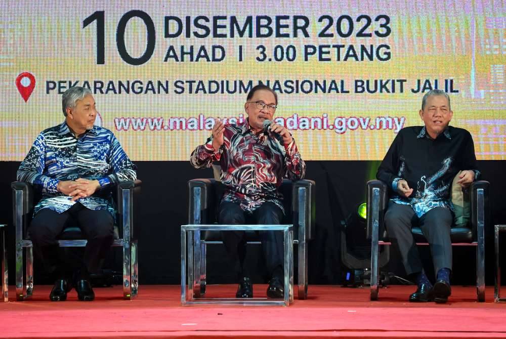 Anwar adakan sesi dialog bersama rakyat pada Majlis Penutup Program Setahun Bersama Kerajaan Madani di pekarangann Stadium Nasional Bukit Jalil hari ini. - Foto Bernama