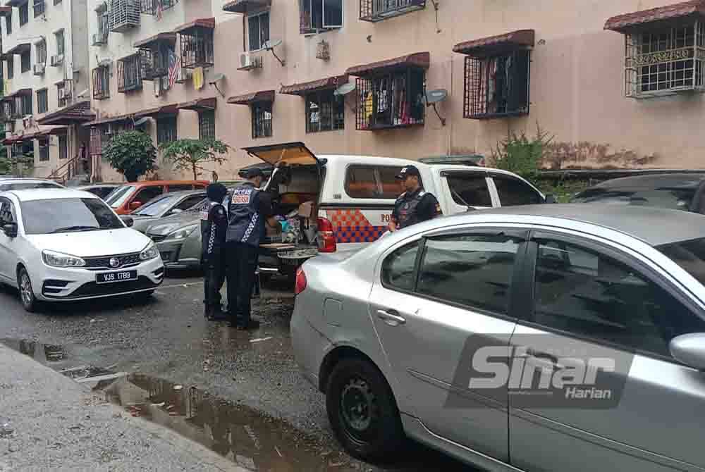 Beberapa anggota forensik dilihat hadir di kediaman keluarga mangsa di Apartmen Idaman, Damansara Damai pada petang Ahad.