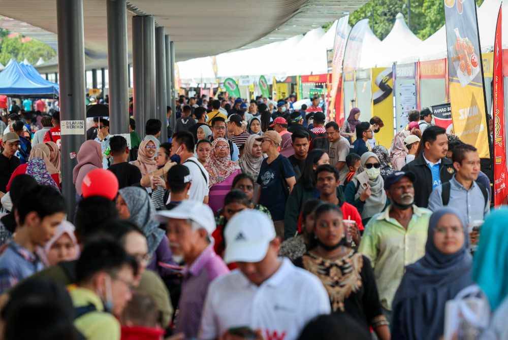 Orang ramai yang hadir sempena hari terakhir Program Setahun Bersama Kerajaan Madani di pekarangan Stadium Nasional Bukit Jalil hari ini. - Foto Bernama