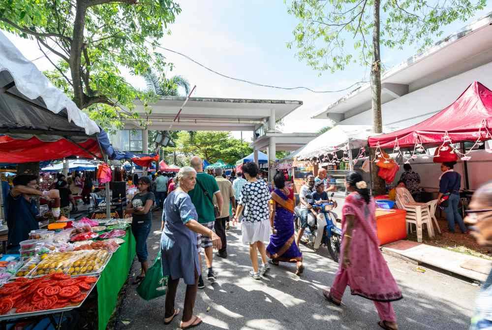 Walaupun bukan satu kewajipan untuk rakyat negara ini boleh berbahasa Melayu, ia adalah salah satu syarat kelulusan permohonan menjadi warganegara Malaysia. - Gambar hiasan 123RF