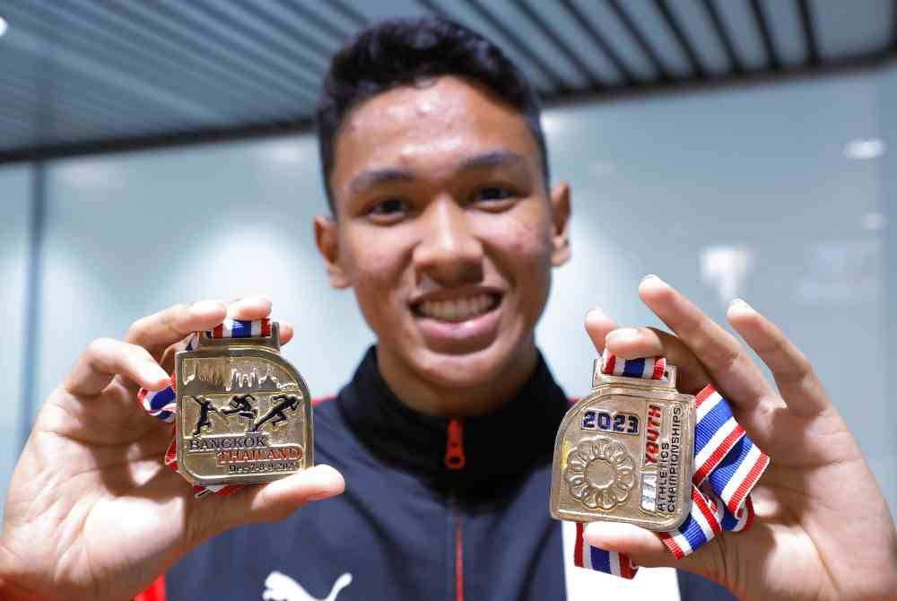 Muhammad Haziq bersama dua pingat Emas acara 110m berpagar dan acara 4x100m yang dimenanginya pada 15th SEA Youth Athletics Championship 2023 di Pathum Thani, Thailand baru-baru ini. - Foto Bernama