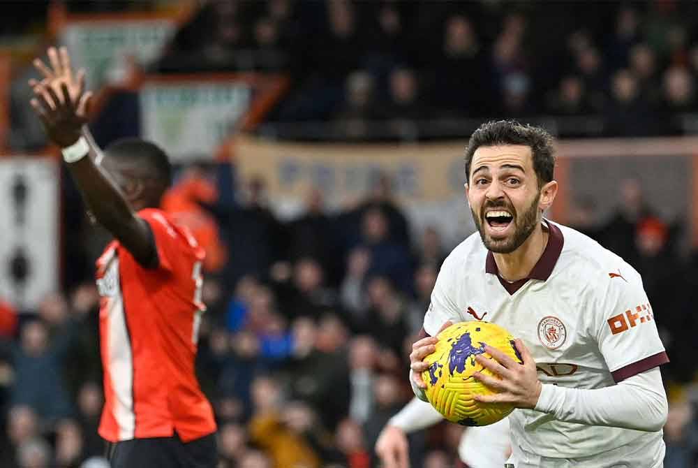 Silva meraikan jaringannya ketika menentang Luton. - Foto AFP