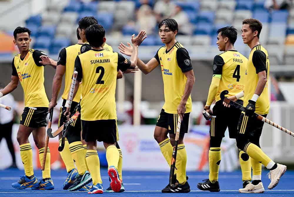 Barisan pemain negara meraikan jaringan yang diperoleh ketika menentang Mesir di Stadium Hoki Nasional pada Isnin.