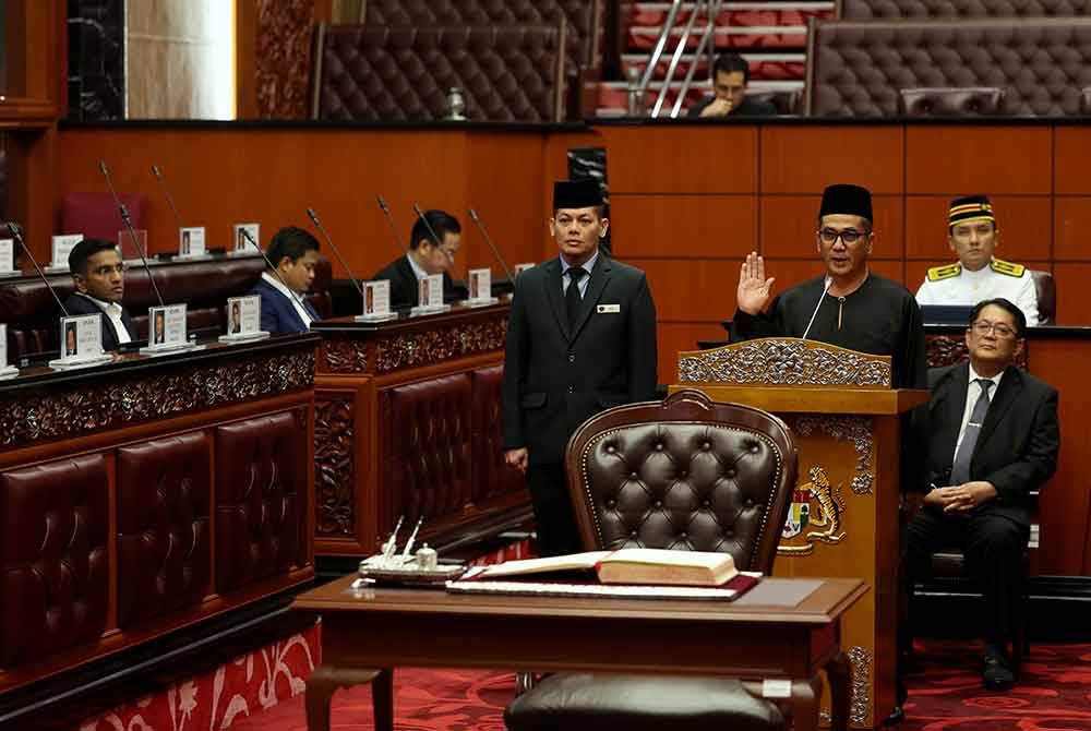 Datuk Abdul Halim Suleiman mengangkat sumpah jawatan sebagai Ahli Dewan Negara di Bangunan Parlimen pada Isnin. - Foto Bernama