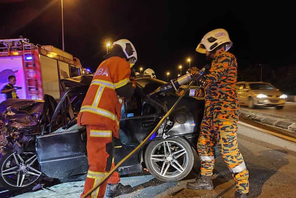 Pasukan bomba melakukan operasi mengeluarkan mangsa dalam kenderaan yang terlibat dalam kemalangan di Jalan Lintas Kota Kinabalu.