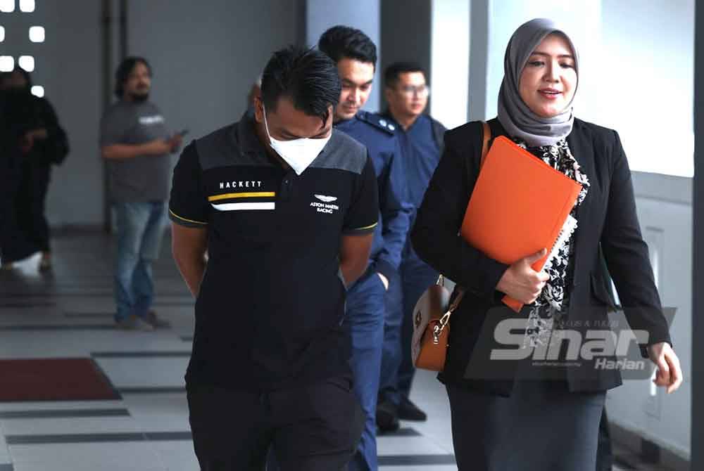 Mohd Ridzuan (kiri) bersama peguam, Azura Ghazali berjalan menujuk ke Mahkamah Sesyen Kota Bharu pada Isnin. - FOTO SINAR HARIAN