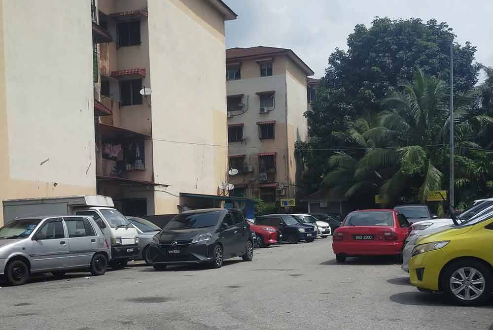 Pihak media diminta berada di luar kawasan perumahan arwah Zayn Rayyan di Apartment Idaman, Damansara Damai, Selangor pada Isnin.