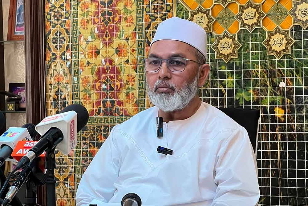 Syed Abu Hussin Hafiz ketika sidang akhbar di kediamannya pada Isnin.