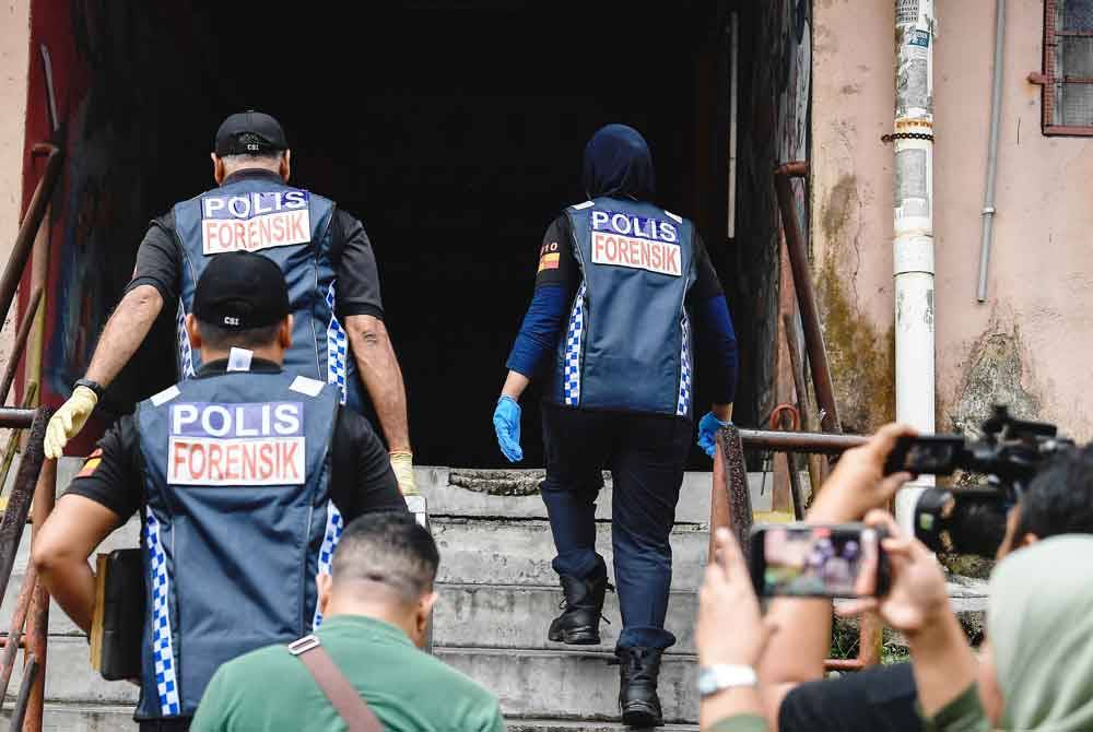 Anggota Unit Forensik Polis Diraja Malaysia (PDRM) menjalankan siasatan di Apartment Idaman, Damansara Damai. - Foto Bernama