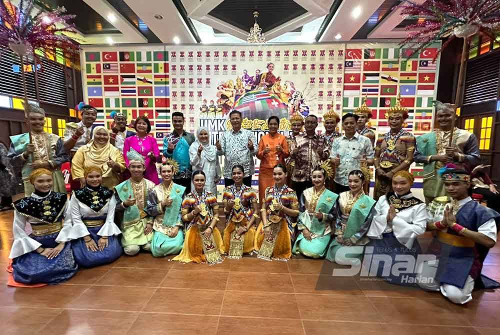 Razli (tengah) selepas merasmikan Hari Antarabangsa UMK 2023 di Kampus Kota, Pengkalan Chepa pada Isnin.