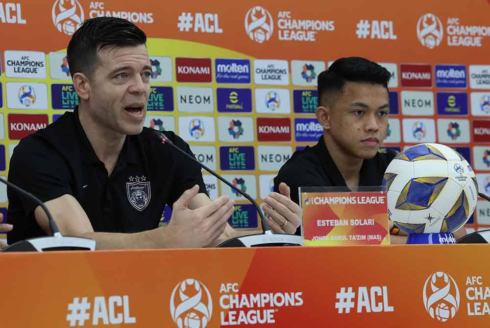 Ketua Jurulatih JDT Esteban Solari dan Pemain JDT Arif Aiman Hanapi pada sidang media menjelang perlawanan Liga Juara-Juara Asia (ACL), JDT menentang BG Pathum United di Stadium Sultan Ibrahim pada Isnin. - Foto Bernama.