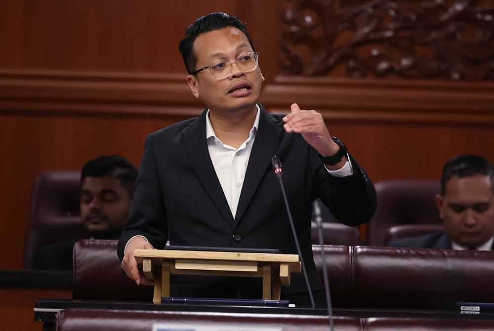 Menteri Sumber Asli, Alam Sekitar dan Perubahan Iklim Nik Nazmi Nik Ahmad ketika menghadiri Sidang Dewan Negara di Parlimen pada Isnin. - Foto Bernama.