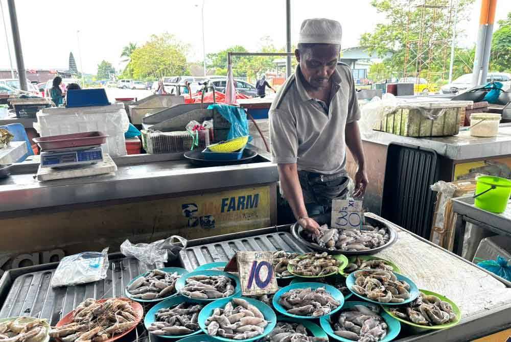 Sotong dan udang dijual RM30 sekilogram bergantung kepada kualiti makanan mentah itu di RTC, Tunjong, Kota Bharu.