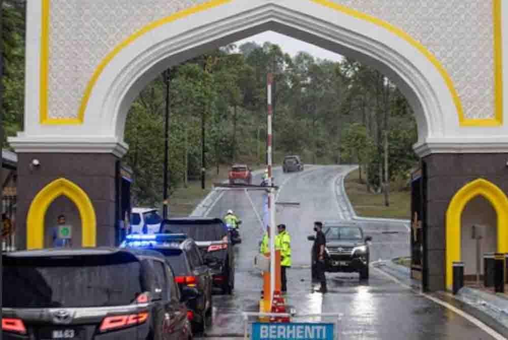 Istiadat yang berlangsung di Istana Negara itu bermula pada jam 3 petang sehingga 3.30 petang. - Foto Jabatan Penerangan