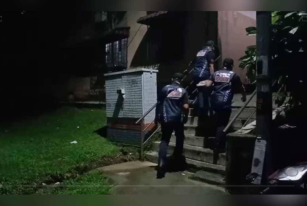 Beberapa anggota polis dilihat memasuki Blok R, Apartment Idaman, Damansara Damai dekat sini pada Selasa.