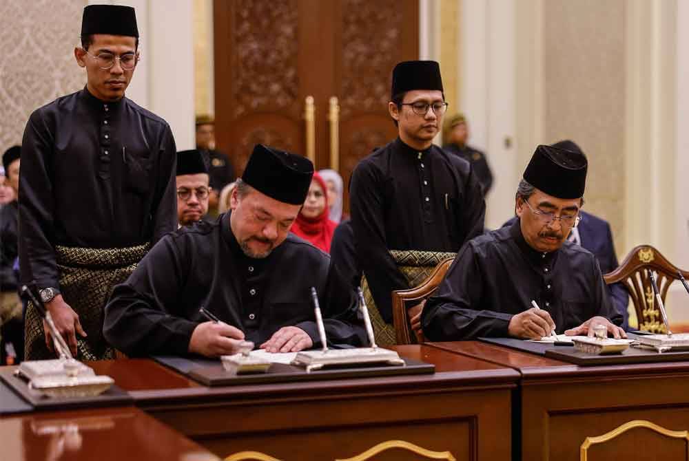 Barisan Menteri baharu (dari kiri) Menteri Perladangan dan Komoditi Datuk Seri Johari Abdul Ghani (kanan) dan Menteri Kewangan II Datuk Seri Amir Hamzah Azizan menandatangani Surat Cara Pelantikan pada Istiadat Pengurniaan Surat Cara Pelantikan dan Istiadat Mengangkat Sumpah Jawatan dan Setia serta Sumpah Simpan Rahsia oleh Menteri Persekutuan di Istana Negara pada Selasa. - Foto Bernama