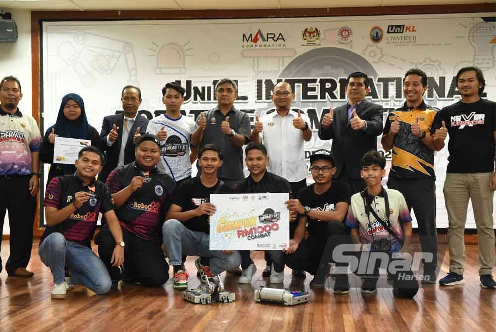 Pasukan IKBN PEKAN B muncul juara kategori Robot Combat pada Selasa. - FOTO: SINAR HARIAN / MOHD RAFIQ REDZUAN HAMZAH