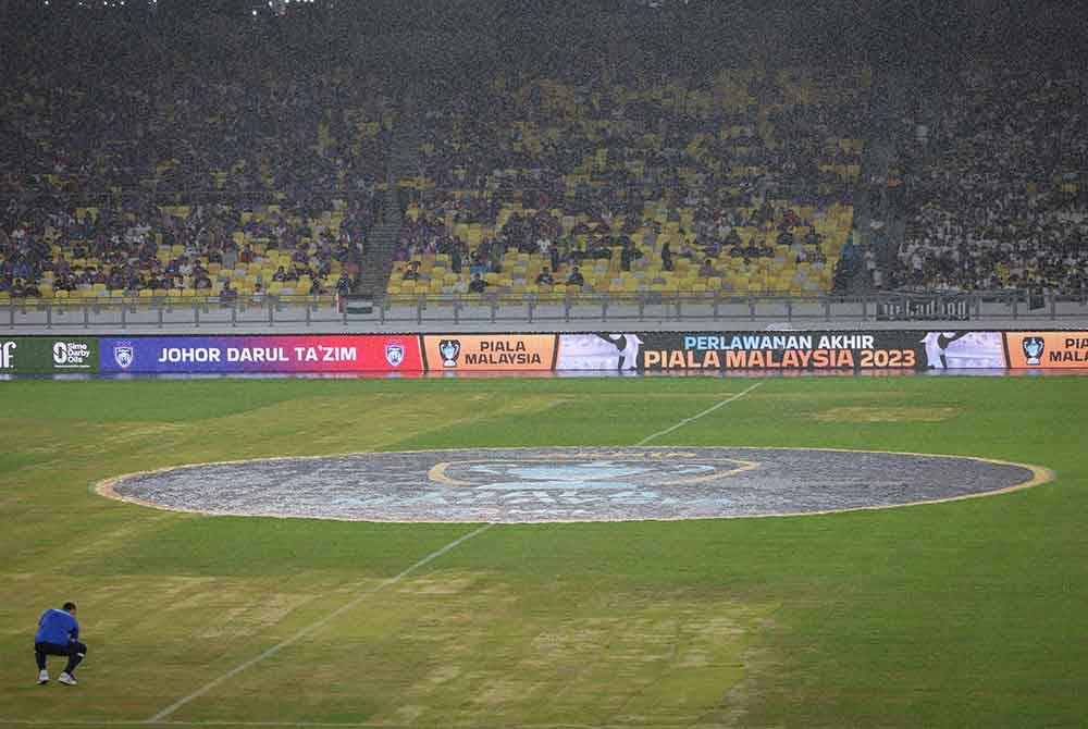 Keadaan padang ketika hujan lebat sebelum aksi final Piala Malaysia antara JDT dan TFC di Stadium Nasional Bukit Jalil pada Jumaat lalu. - Foto Bernama