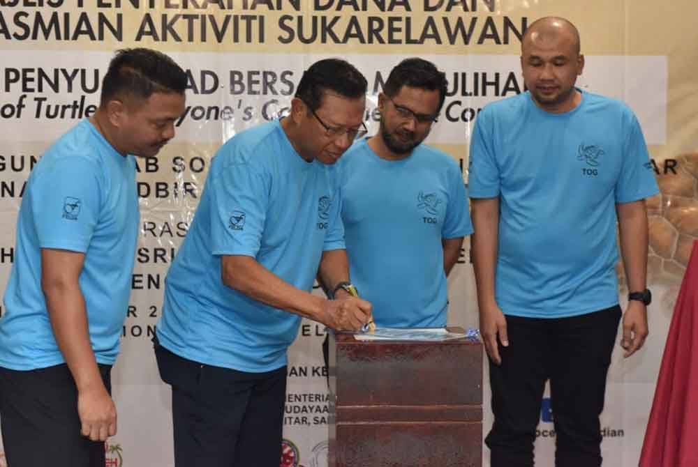 Ahmad Shabery (dua dari kiri) menyempurnakan Majlis Penyerahan Dana dan Perasmian Aktiviti Sukarelawan Program Legasi Penyu: Tekad Bersama Memulihara di Sandakan pada Selasa.