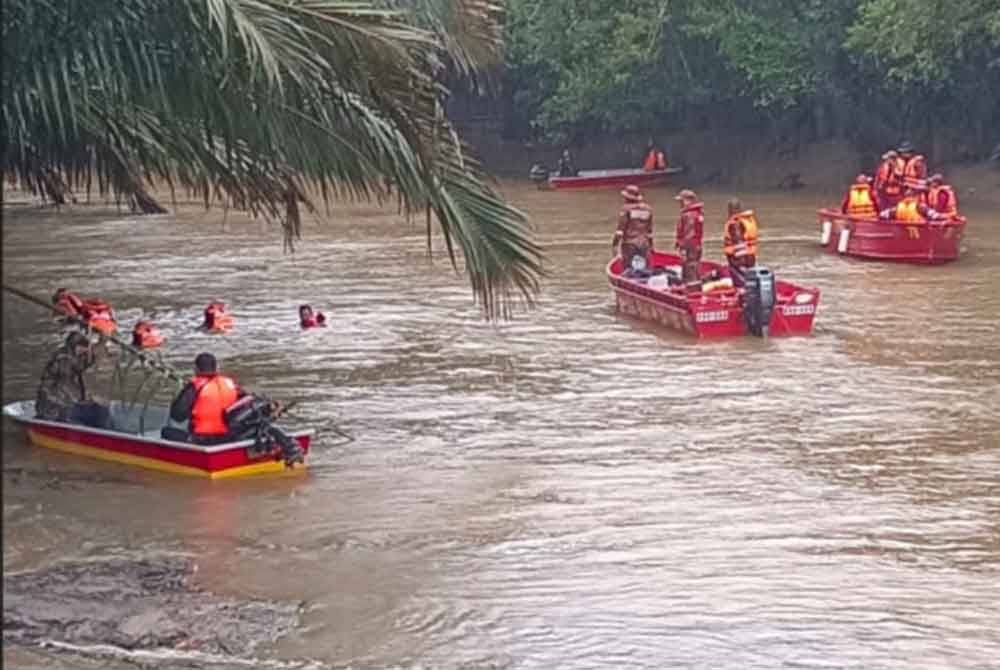 Operasi SAR digerakkan bagi mencari kanak-kanak lelaki yang dikhuatiri lemas selepas terjatuh ke sungai di kawasan perumahan banjir Simpang Sepayang, Kuala Rompin di sini sejak Isnin lalu.