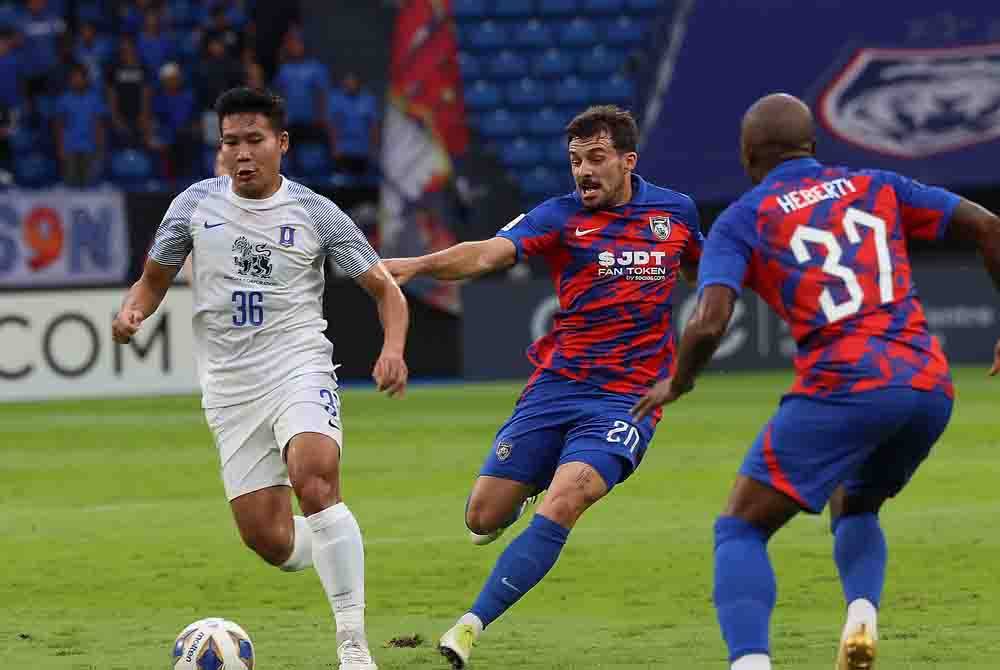 Pemain JDT, Juan Muniz Gallego dan Heberty De Andrade mengasak pemain BG Pathum United Phitiwat Sookjitthammakul pada perlawanan Liga Juara-Juara Asia (ACL) bagi kumpulan I di Stadium Sultan Ibrahim. - Foto Bernama