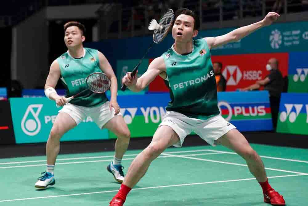 Aaron (kiri) dan Wooi Yik tewas dalam aksi pembukaan Kumpulan A Jelajah Dunia Akhir BWF 2023 di Hangzhou, China sebentar tadi.