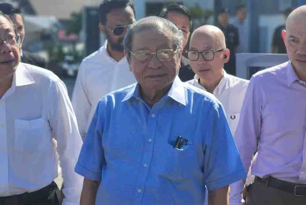 Kit Siang (tengah) hadir ke Balai Polis Sea Park, Petaling Jaya pada Rabu untuk direkod keterangan oleh pihak polis.