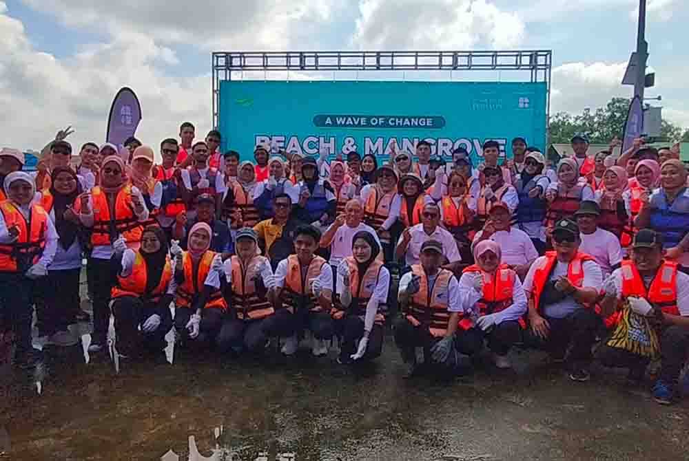 Sukarelawan yang menyertai program CSR aktiviti penanaman bakau dan pembersihan pantai di Kampung Sungai Melayu, Iskandar Puteri.