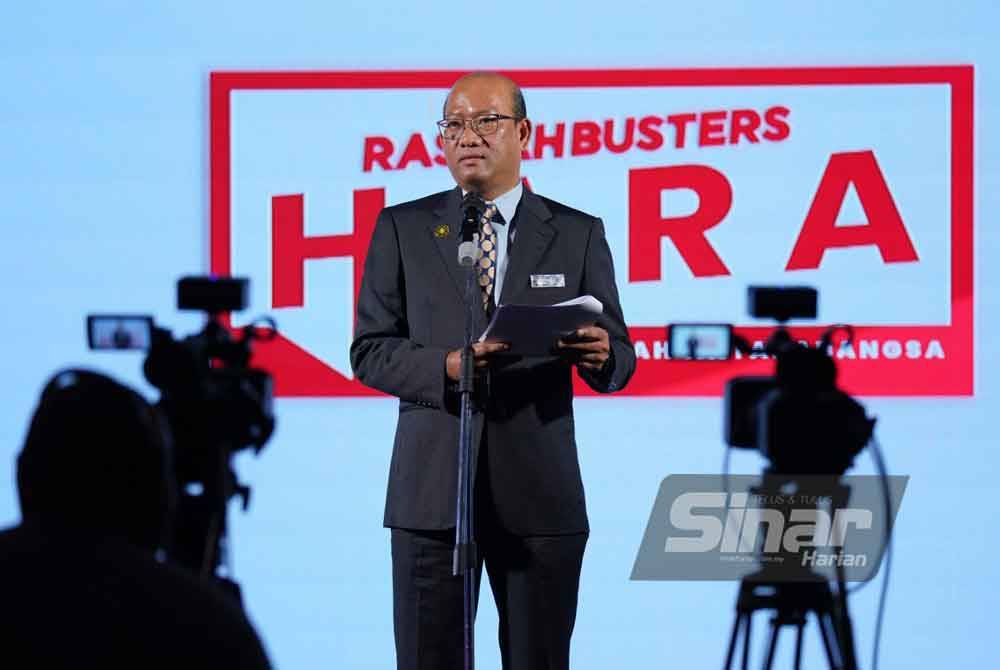 Azman Mohd Yusof menyampaikan ucaptama pada program Bicara Bina Negara yang bertajuk &#039;Sudah Hilangkah Maruah?’ bersempena HARA Rasuah Busters yang berlangsung di Kompleks Kumpulan Karangkraf pada Rabu. Foto SINAR HARIAN/MOHD HALIM ABDUL WAHID