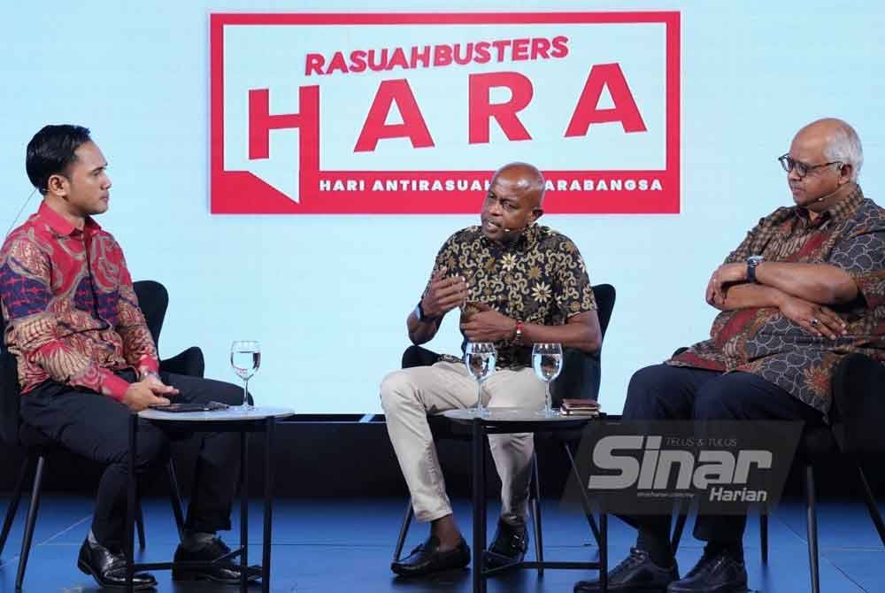 Program Bicara Bina Negara bertajuk &#039;Sudah Hilangkah Maruah?’ menampilkan dari kiri Ismail sebagai moderator bersama Dr Sivamurugan dan Dr Anis yang berlangsung di Kompleks Kumpulan Karangkraf pada Rabu. Foto SINAR HARIAN/MOHD HALIM ABDUL WAHID