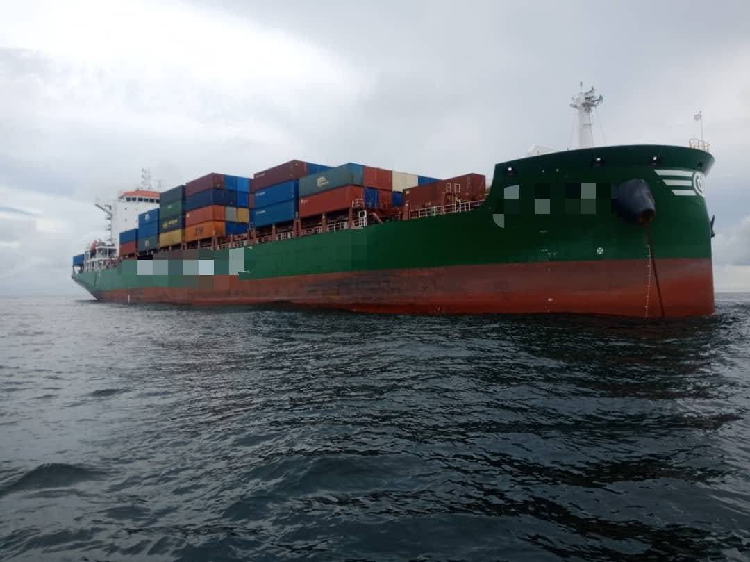 Sebuah kapal kargo ditahan Maritim Malaysia selepas dikesan bersauh tanpa kebenaran di perairan Pulau Pangkor pada Selasa. Foto: ihsan Maritim Malaysia