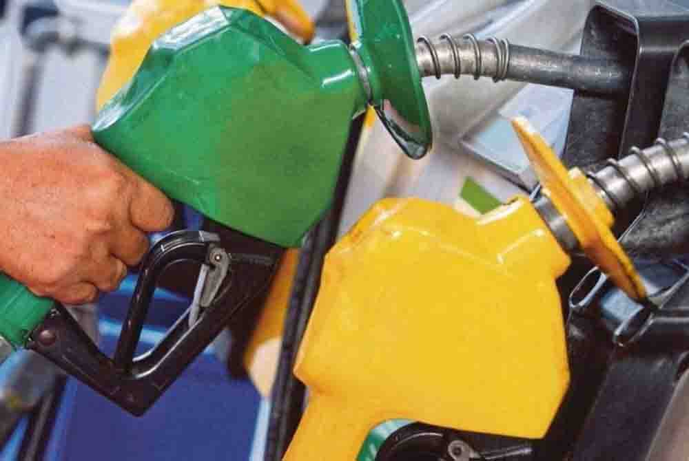 Harga runcit bagi petrol RON97 dan RON95 serta diesel tidak berubah masing-masing pada RM3.47, RM2.05 dan RM2.15 seliter bagi tempoh 14 hingga 20 Disember. - Gambar hiasan