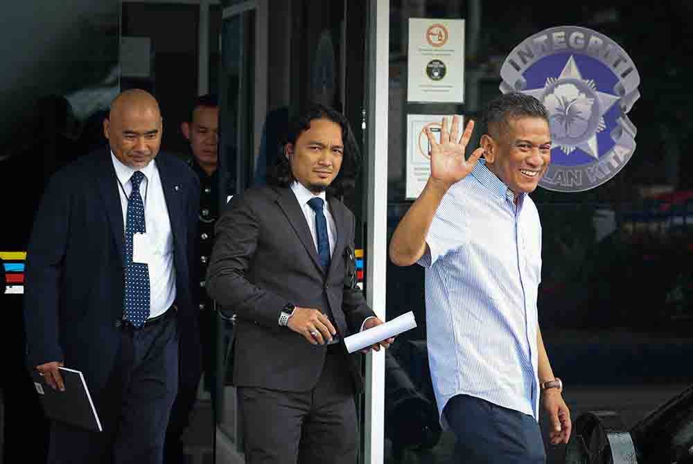 Datuk Mohammad Agus Yusoff (kanan) hadir bersama peguamnya untuk memberi keterangan di IPD Kajang baru-baru ini. Foto: Bernama