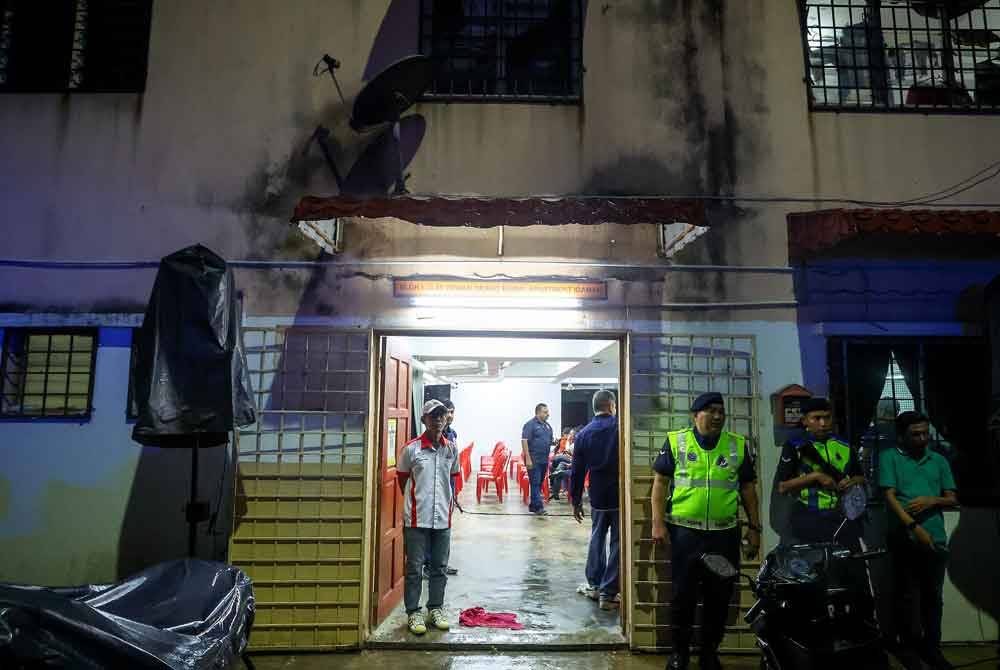 Wakil polis mengadakan sesi perjumpaan dan taklimat berkaitan Jabatan Pencegahan Jenayah dan Keselamatan Komuniti Ibu Pejabat Polis Daerah Petaling Jaya kepada penduduk Apartment Idaman di sini malam ini. - Foto Bernama