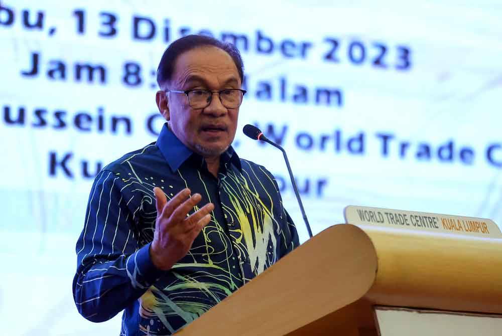 Anwar berucap pada Majlis Makan Malam Sumbangan Kasih Persatuan Alumni Pegawai Tadbir dan Diplomatik (Alumni PTD) dan Yayasan Alumni PTD di Pusat Dagangan Dunia Kuala Lumpur malam Rabu. - Foto Bernama