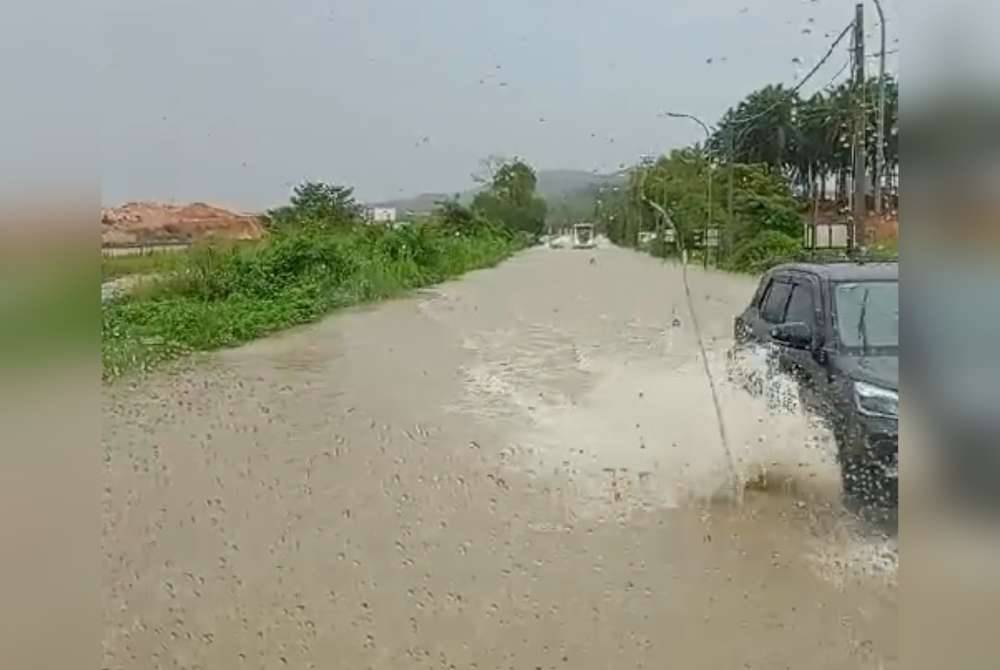 Sebanyak 20 mangsa banjir daripada 10 keluarga di Larut Matang dan Selama dipindahkan ke sebuah PPS malam Rabu. - Gambar hiasan