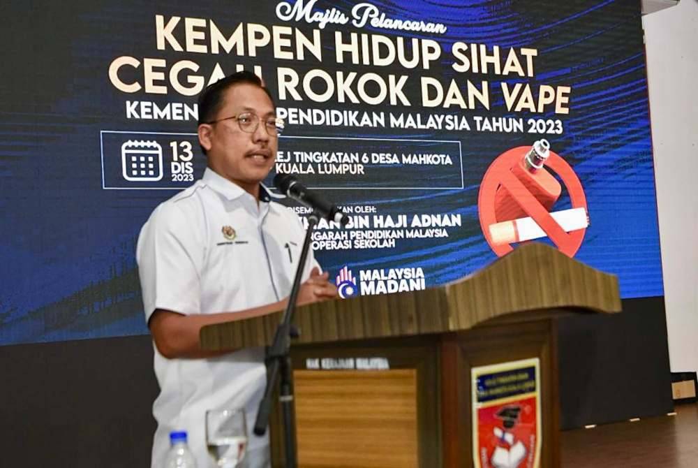 Azman merasmikan Kempen Hidup Sihat Cegah Rokok dan Vape di Kolej Tingkatan Enman Desa Mahkota, Kuala Lumpur pada Rabu.